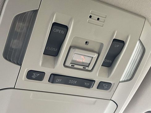 Used 2020 Toyota Highlander XLE image 22