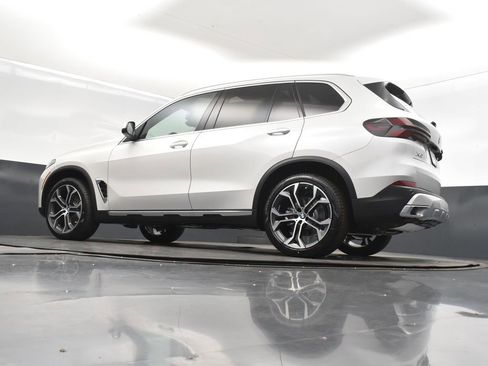 New 2026 BMW X5 sDrive40i w/ Climate Comfort Package image 40