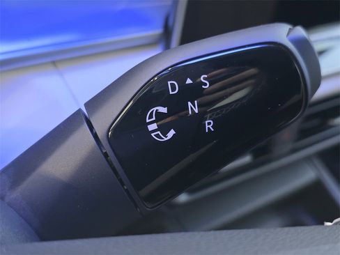 New 2025 Volkswagen Tiguan SE image 24