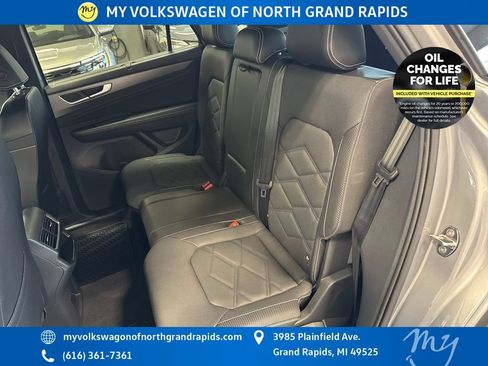 Used 2024 Volkswagen Atlas Cross Sport SE AWD/4WD image 31
