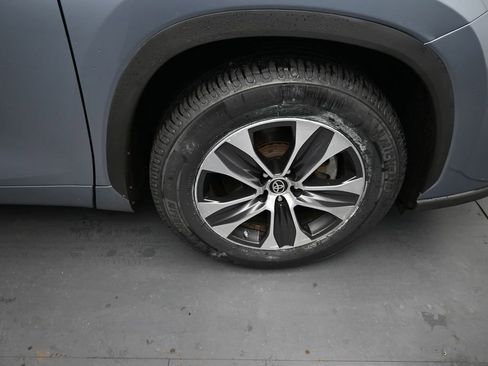 Used 2020 Toyota Highlander XLE FWD image 11