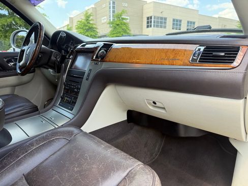 Used 2013 Cadillac Escalade Platinum RWD image 24
