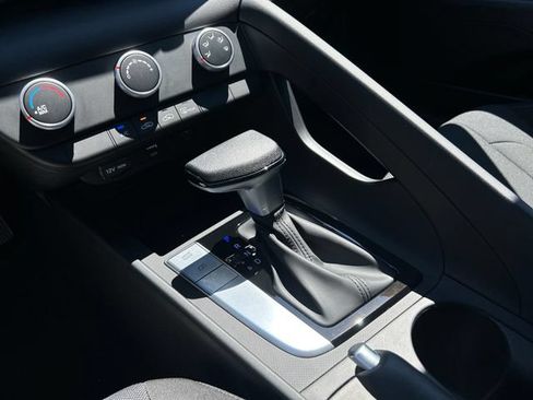 Certified 2024 Hyundai Elantra SE FWD image 15