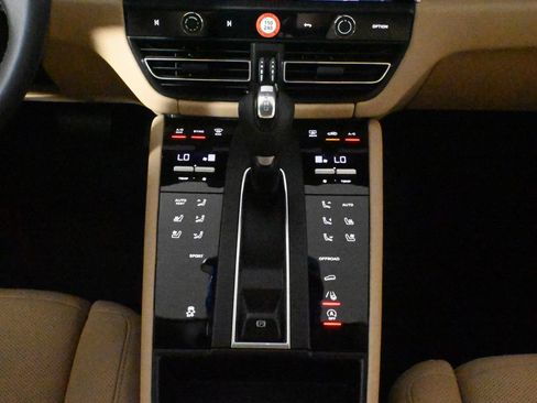 Used 2025 Porsche Macan AWD/4WD image 26