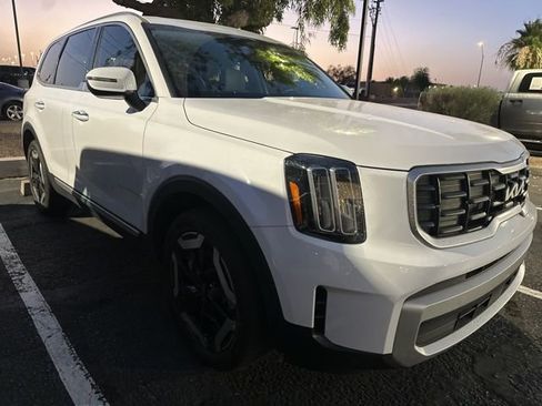 Certified 2025 Kia Telluride S FWD image 3