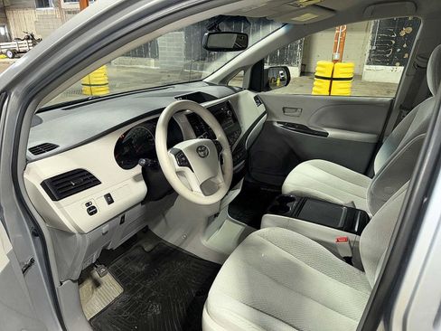 Used 2014 Toyota Sienna LE image 28