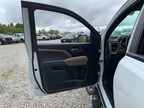 Used 2025 GMC Canyon Denali AWD/4WD image 14