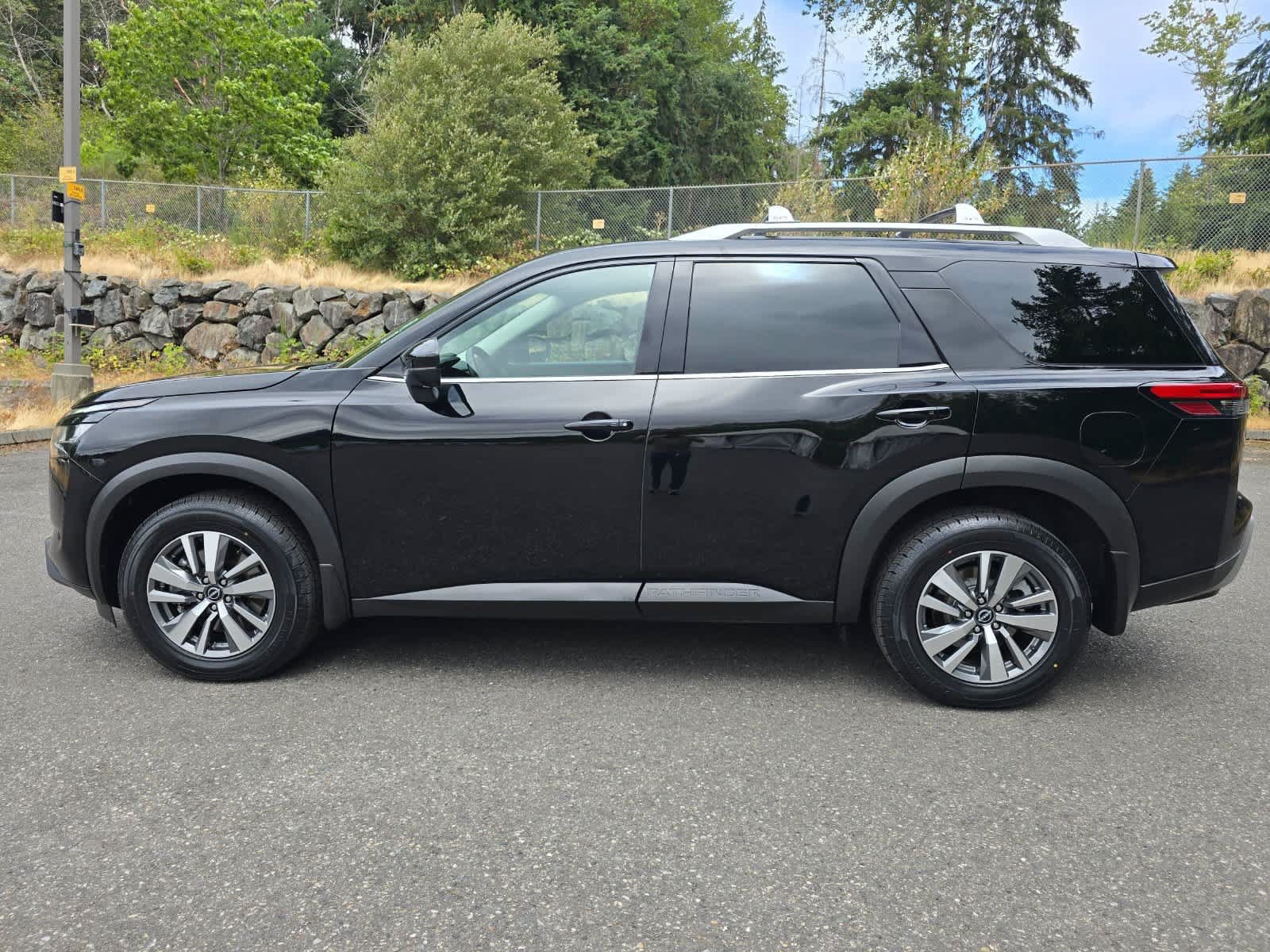 Used 2023 Nissan Pathfinder SL AWD/4WD image 2