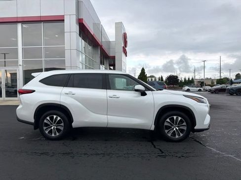 Used 2022 Toyota Highlander XLE AWD/4WD image 8
