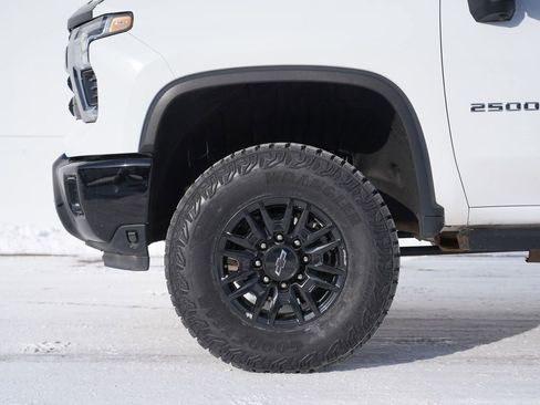 Used 2024 Chevrolet Silverado 2500 ZR2 w/ Technology Package image 11