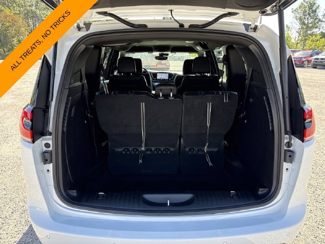 Used 2026 Chrysler Pacifica Select FWD image 11