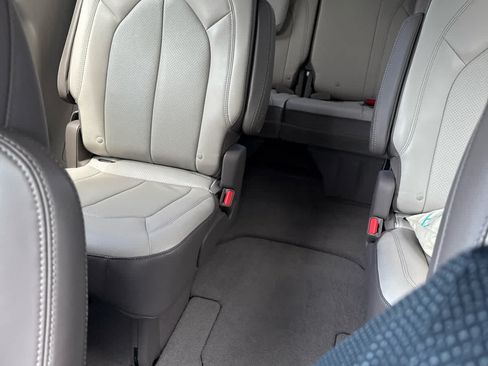 Used 2018 Chrysler Pacifica Touring-L w/ Tire & Wheel Group FWD image 8