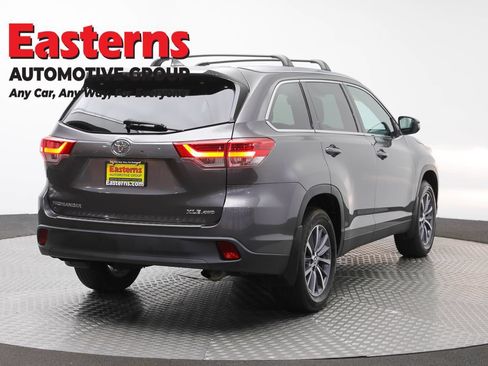 Used 2019 Toyota Highlander XLE AWD/4WD image 5