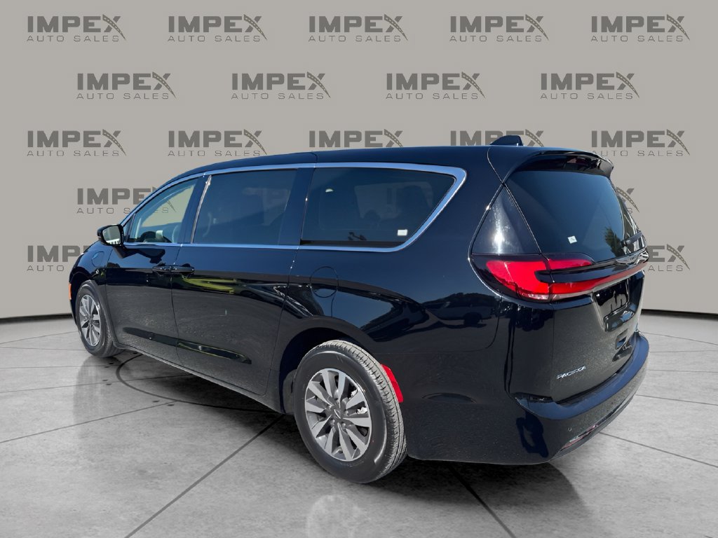 Used 2024 Chrysler Pacifica Limited FWD image 3