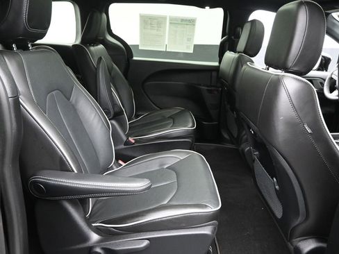 Used 2023 Chrysler Pacifica Limited w/ S Appearance Package image 9