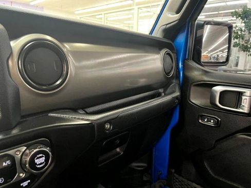 Used 2021 Jeep Gladiator Sport image 18