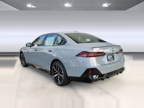 Used 2026 BMW 530i w/ M Sport Package RWD image 3