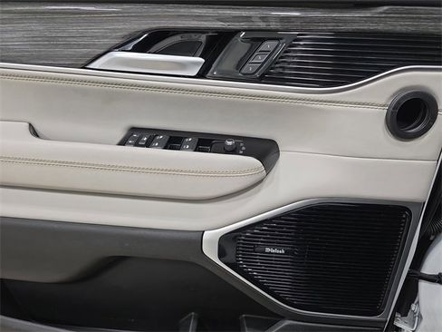 Used 2022 Jeep Wagoneer Series III w/ Premium Group I image 28