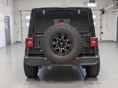 Used 2018 Jeep Wrangler Unlimited Sahara AWD/4WD image 9
