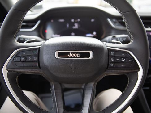 Used 2023 Jeep Grand Cherokee Limited image 14