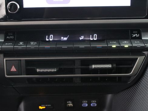 Used 2025 Toyota Camry SE w/ Convenience Package FWD image 18