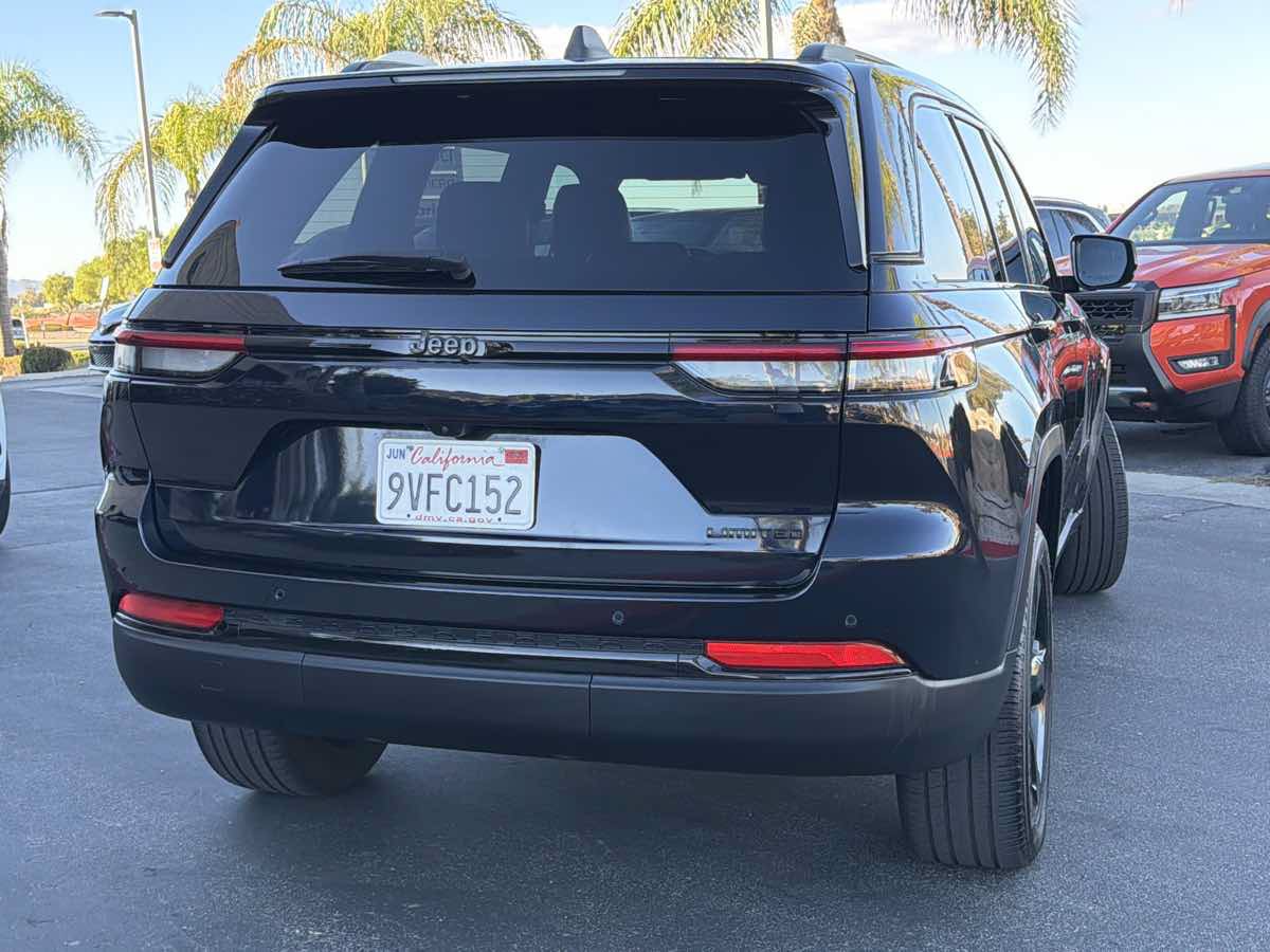 Used 2024 Jeep Grand Cherokee Limited w/ Black Appearance Package RWD image 14
