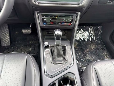 Used 2022 Volkswagen Tiguan SE image 30