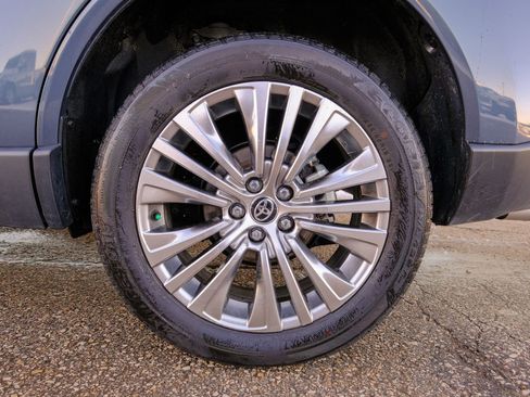 Used 2023 Toyota Venza XLE image 43