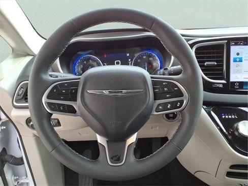 Used 2024 Chrysler Pacifica Touring-L image 16