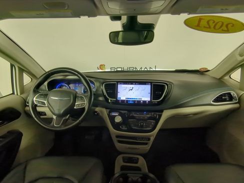 Used 2021 Chrysler Pacifica Touring-L image 19