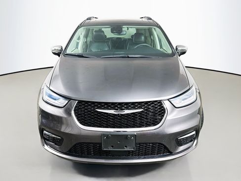 Used 2023 Chrysler Pacifica Limited FWD image 2