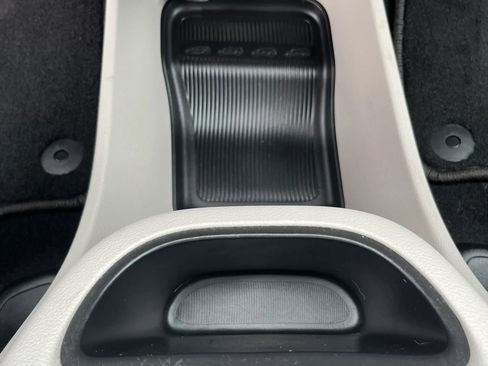Used 2023 Chrysler Pacifica Touring-L FWD image 32