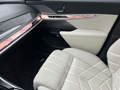 Certified 2023 BMW 760i xDrive AWD/4WD image 38