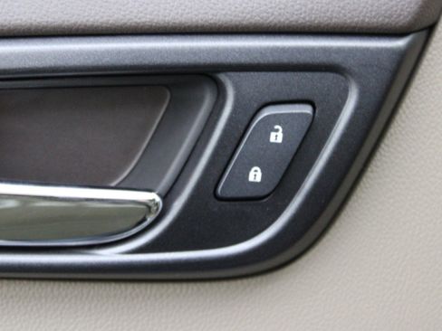 Used 2016 Chevrolet Suburban LT image 16