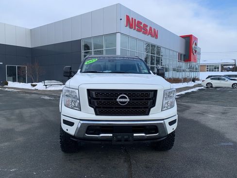 Used 2023 Nissan Titan SV w/ SV Convenience Package image 2