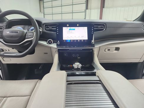 Used 2025 Jeep Wagoneer 2WD image 26