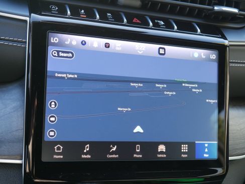 Used 2024 Jeep Grand Cherokee L Limited w/ Black Appearance Package image 22