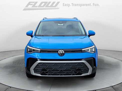 Certified 2025 Volkswagen Taos SE w/ Panoramic Sunroof Package image 2