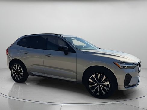 Used 2025 Volvo XC60 B5 Plus image 35