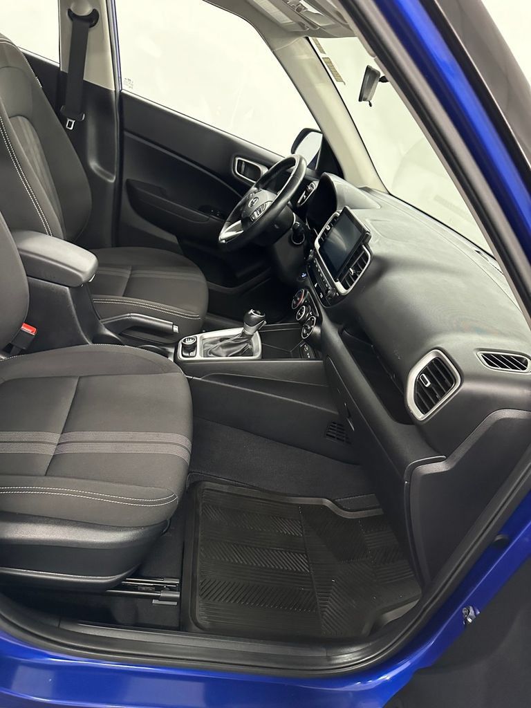 Used 2022 Hyundai Venue FWD image 32