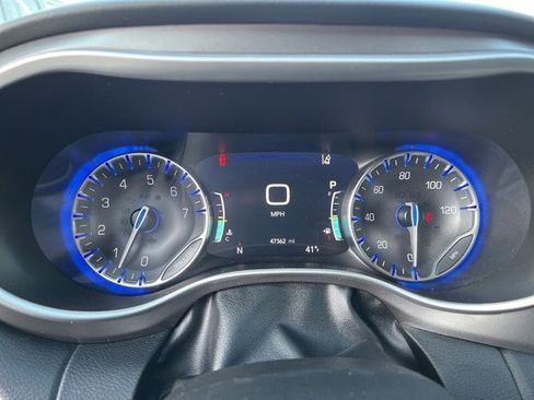 Certified 2024 Chrysler Pacifica Touring-L image 25