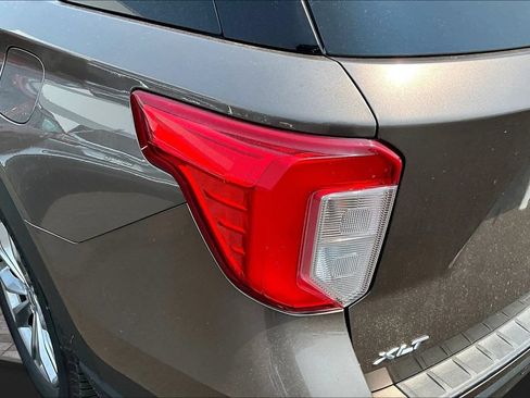 Used 2021 Ford Explorer XLT w/ Equipment Group 202A AWD/4WD image 19