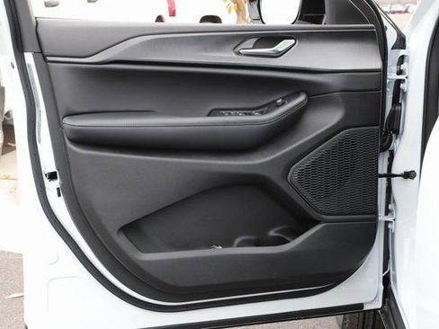 New 2025 Jeep Grand Cherokee Altitude image 15