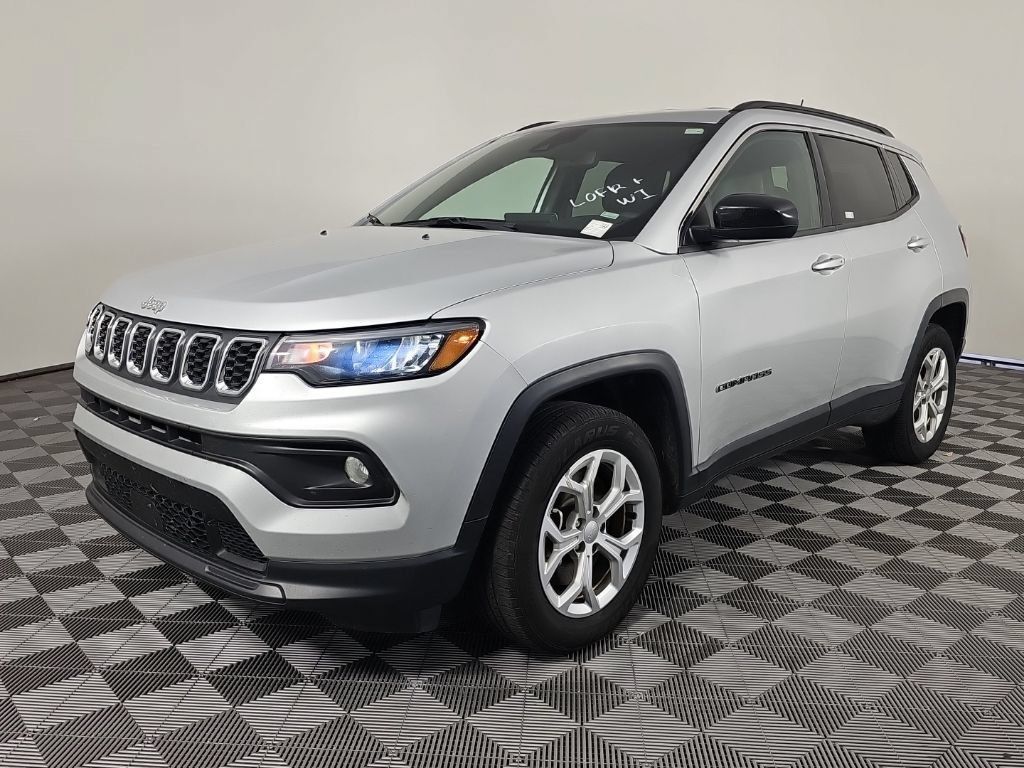 Used 2024 Jeep Compass Latitude AWD/4WD image 2