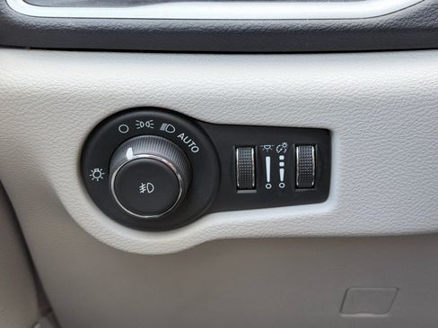 Used 2024 Chrysler Pacifica Touring-L FWD image 12