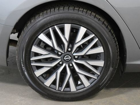 Used 2024 Nissan Altima 2.5 SV FWD image 14
