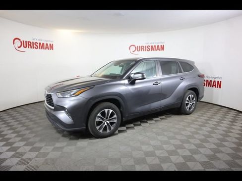 Used 2024 Toyota Highlander XLE FWD image 3