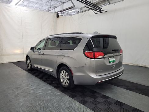 Used 2017 Chrysler Pacifica Touring-L FWD image 5