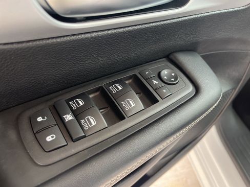 Used 2025 Chrysler Pacifica Limited image 16