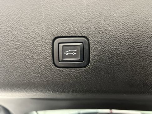 Certified 2023 Chevrolet Traverse LT image 32